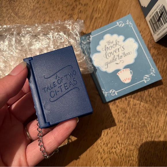 NWT book lover’s silicone tea infuser - Picture 4 of 5